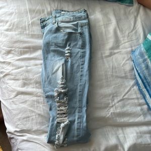 Skinny Jean, distressed and ripped